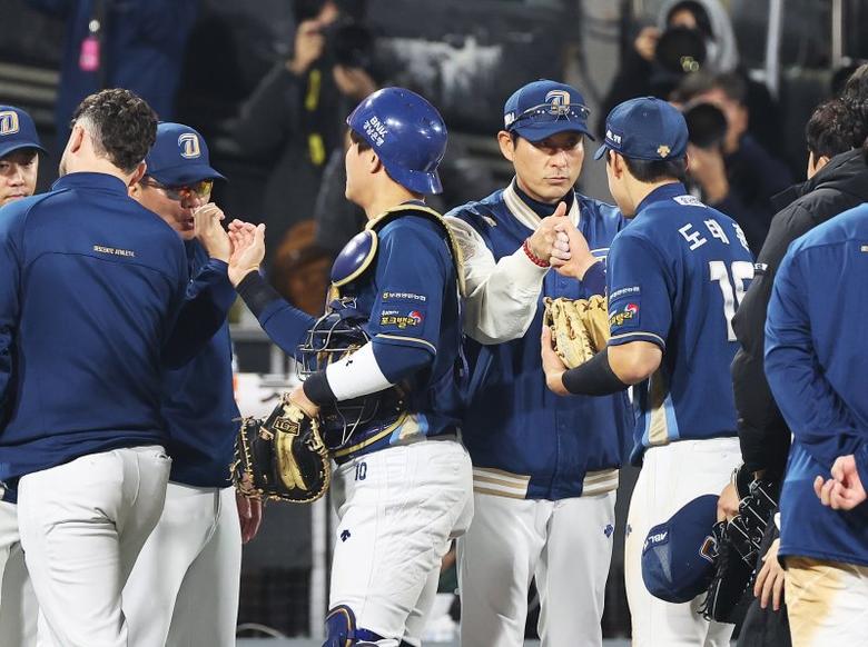 NC다이노스의 킷 스폰서가 데상트에서 리복으로 바뀐다. 2023년 10월 30일 오후 경기도 수원케이티위즈파크에서 열린 2023 KBO리그 포스트시즌 플레이오프 1차전 NC 다이노스와 kt wiz의 경기에서 승리한 NC 선수들이 기뻐하는 모습. 연합뉴스