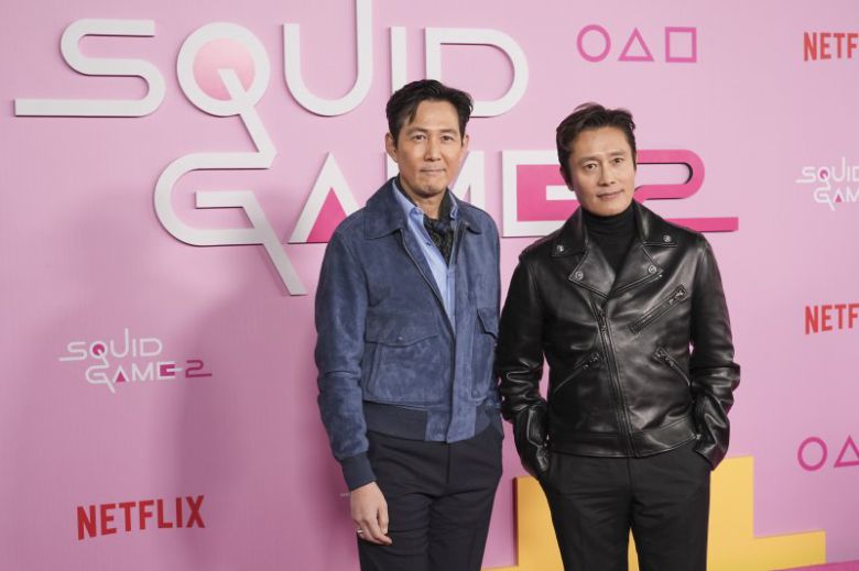 배우 이정재와 이병헌이 지난달 12일(현지시각) 미국 캘리포니아주 로스앤젤레스 시티 칼리지에서 열린 '오징어 게임' 시즌 2 시사회장에 도착해 사진 촬영에 응하고 있다. 뉴시스                                    광화문 광장에 설치된 '오징어 게임' 영희 인형. 뉴시스                                    오징어 게임 시즌 2의 배우 이병헌, 감독 황동혁, 배우 이정재(왼쪽부터)가 지난달 16일(현지시간) 미 뉴욕주 뉴욕의 메트로그래프에서 열린 시사회에 도착해 포즈를 취하고 있다.