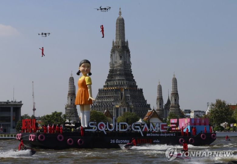 태국 방콕에서 열린 '오징어 게임' 행사. 연합뉴스                                    오징어 게임 시즌2 출연진이 지난달 12일(현지시각) 미국 캘리포니아주 로스앤젤레스 시티 칼리지에서 열린 '오징어 게임' 시즌 2 시사회장에 도착해 기념촬영을 하고 있다. 뒷줄 왼쪽부터 시계방향으로 배우 이서환, 임시완, 양동근, 강애심, 이정재 이병헌, 조유리. 뉴시스                                    넷플릭스 '오징어 게임2' 이정재