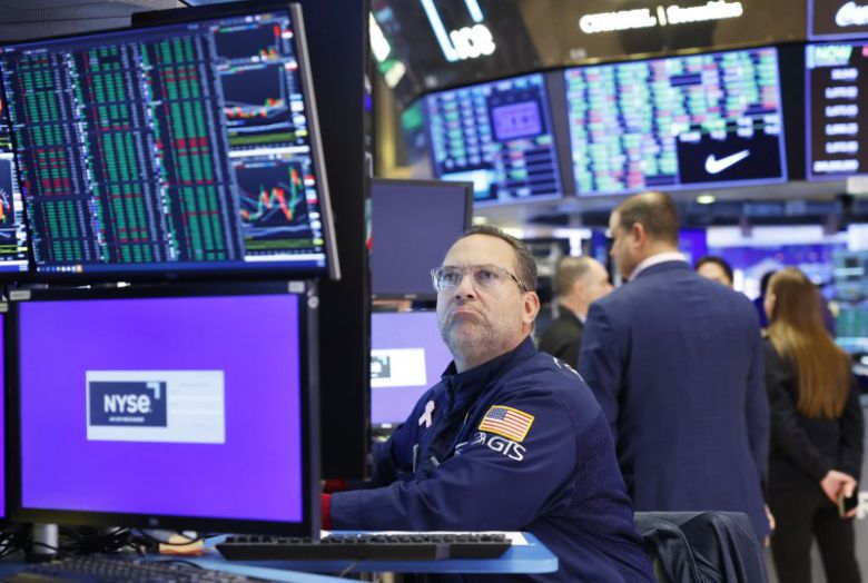 지미 카터 미국 전 대통령 국장일을 맞아 하루 쉬고 10일(현지시간) 다시 문을 연 뉴욕 증시가 일제히 큰 폭으로 하락했다. 미국의 12월 고용동향에서 신규취업자 수가 25만6000명으로 시장 전망치보다 10만1000명 많은 것으로 확인되고, 실업률은 0.1% p 내린 4.5%로 나타나자 인플레이션(물가상승) 우려가 고조되고, 연방준비제도(연준)의 추가 금리 인하 기대감이 급격히 후퇴하면서 주가가 급락했다. UPI 연합