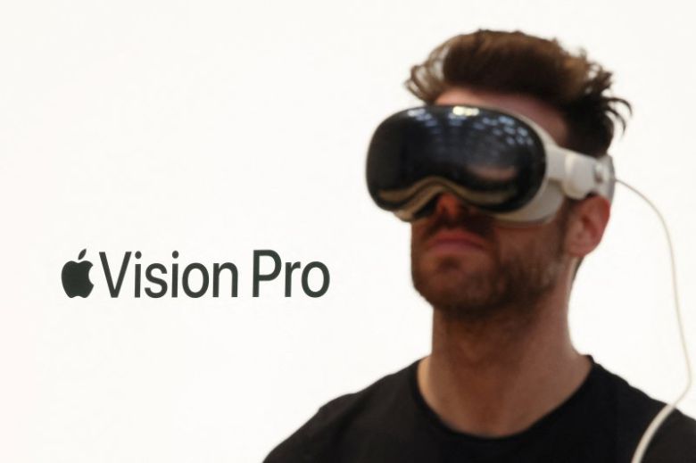 지난해 2월 2일 미국 뉴욕 맨해튼의 애플 매장에서 한 고객이 애플의 혼합현실(MR) 헤드셋 ‘비전 프로’를 사용하고 있다.로이터연합뉴스