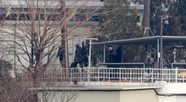 [서울=뉴시스] 홍효식 기자 = 13일 서울 용산구 한남동 대통령 관저에서 경호처 직원들이 경내를 오가고 있다. 2025.01.13. yesphoto@newsis.com <저작권자ⓒ 공감언론 뉴시스통신사. 무단전재-재배포 금지.> /사진=뉴시스화상