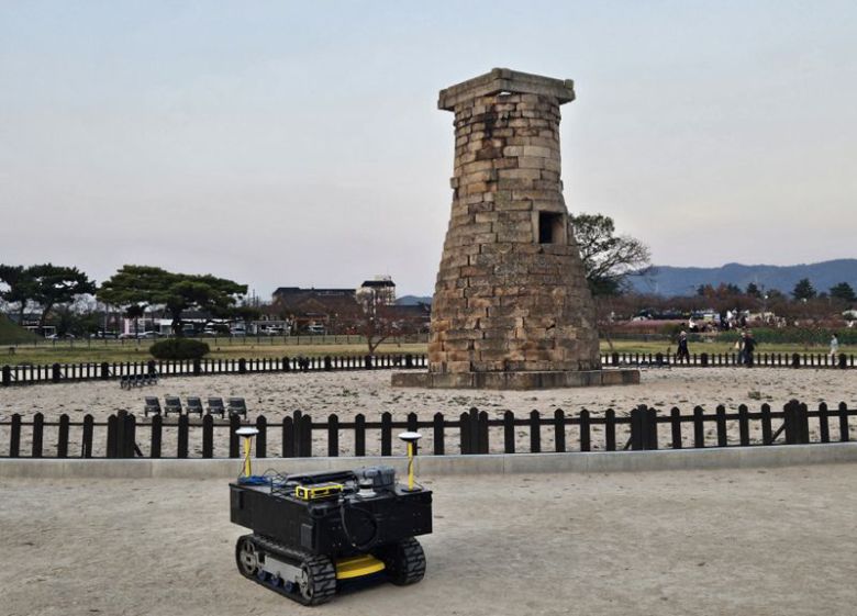 한국지질자원연구원(KIGAM) 자원탐사개발연구센터 강웅 박사팀이 개발한 자율주행 지하 탐사로봇이 경주 첨성대 주변의 땅 속에 매장돼 있는 문화유산을 조사하고 있다. 지질자원연구원 제공