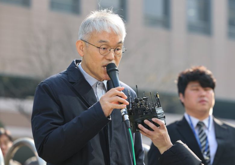 천대엽 법원행정처장이 19일 윤석열 대통령 지지자들이 난입한 서울 마포구 서울서부지방법원을 방문해 점검을 마친 뒤 취재진 질문에 답변하고 있다. /사진=뉴시스