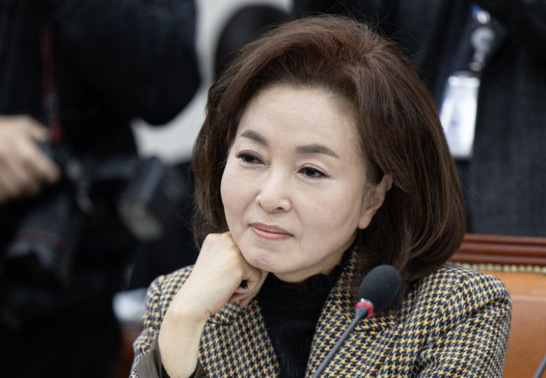 (서울=뉴스1) 이재명 기자 = 김민전 국민의힘 의원이 17일 오전 서울 여의도 국회에서 열린 제421회 국회(임시회) 교육위원회 제1차 전체회의에서 야당의원들의 발언을 듣고 있다. 김 의원은 국회 소통관에서 백골단 명칭을 사용한 '반공청년단'의 기자회견을 주선했다. 2025.1.17/뉴스1 /사진=뉴스1화상