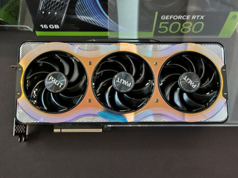 지포스 RTX 5080 실물. 사진=구자윤 기자