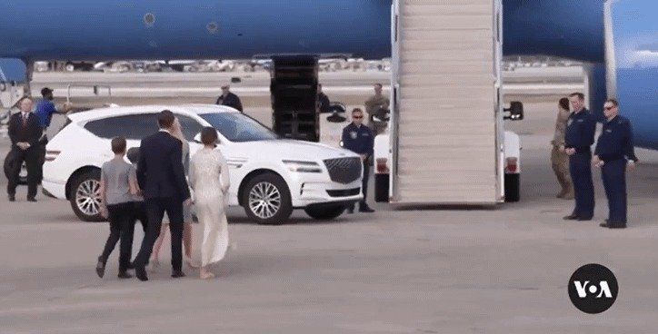 도널드 트럼프 미국 대통령 당선인의 취임을 이틀 앞둔 18일(현지시간) 미국 플로리다주 팜비치 국제공항에 도착한 트럼프의 장녀 이방카 트럼프와 그의 남편 재러드 쿠슈너가 워싱턴DC행 공군기에 탑승하기 전 공군 관계자들과 인사하고 있다. 그 옆에는 현대자동차의 고급차 브랜드인 제네시스 준대형 스포츠유틸리티차(SUV) GV80이 주차돼 있다. 미국의소리(VOA) 유튜브 영상 갈무리. 사진=뉴스1