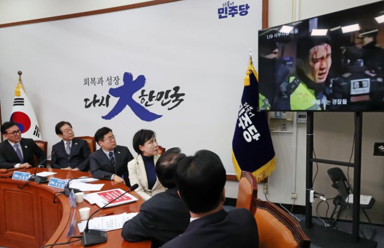 [서울=뉴시스] 조성우 기자 = 이재명(왼쪽 두 번째부터) 더불어민주당 대표와 박찬대 원내대표 등 지도부가 20일 오전 서울 여의도 국회에서 열린 최고위원회의에서 김병주 최고위원의 발언을 들으며 서부지법 폭동 사태 영상을 보고 있다. 2025.01.20. xconfind@newsis.com <저작권자ⓒ 공감언론 뉴시스통신사. 무단전재-재배포 금지.> /사진=뉴시스화상