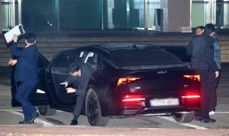 윤석열 대통령에 대한 강제구인을 시도한 고위공직자범죄수사처 직원들이 20일 서울구치소에서 경기도 과천 공수처로 복귀하고 있다. /사진=뉴시스화상