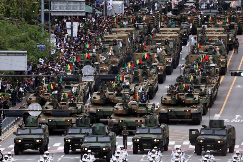 건군 제76주년 국군의 날인 지난해 11월 1일 오후 서울 세종대로 일대에서 열린 시가행진에서 K-2 전차와 K-9A1 자주포 등 육군 기갑장비 부대가 시민들 앞을 지나고 있다. '강한 국군, 국민과 함께!'라는 주제로 열린 이날 시가행진에는 병력 5000여명과 83종 340여 대의 장비가 참여했다. 사진=뉴스1