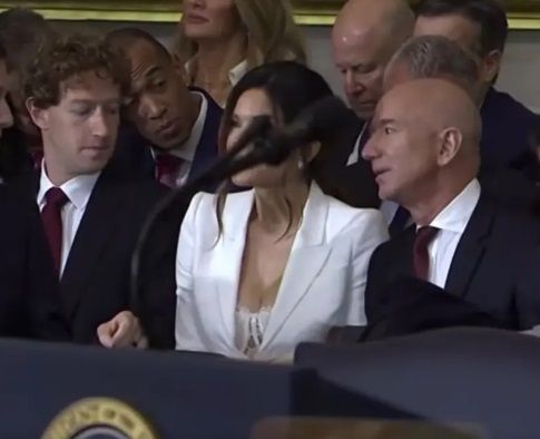 마크 저커버그 메타 CEO가 지난 20일(현지시각) 워싱턴DC에서 열린 도널드 트럼프 미국 대통령 취임식에서 옆자리에 앉은 제프 베이조스 아마존 CEO의 약혼녀 옷 속을 훔쳐보는 듯한 장면이 포착됐다. 사진=엑스