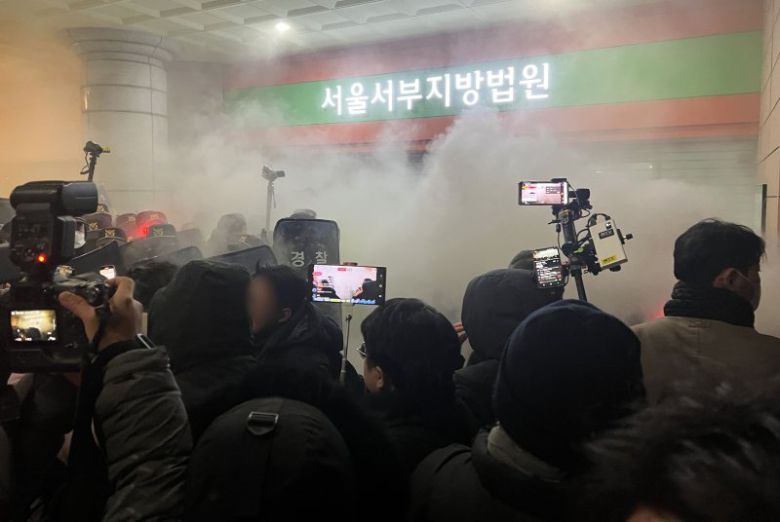 지난 19일 새벽 윤석열 대통령에 대한 구속영장이 발부되자 서울 서부지법에 윤 대통령 지지자들이 난입해 소화기를 뿌리며 난동을 부리고 있다. /사진=뉴스1