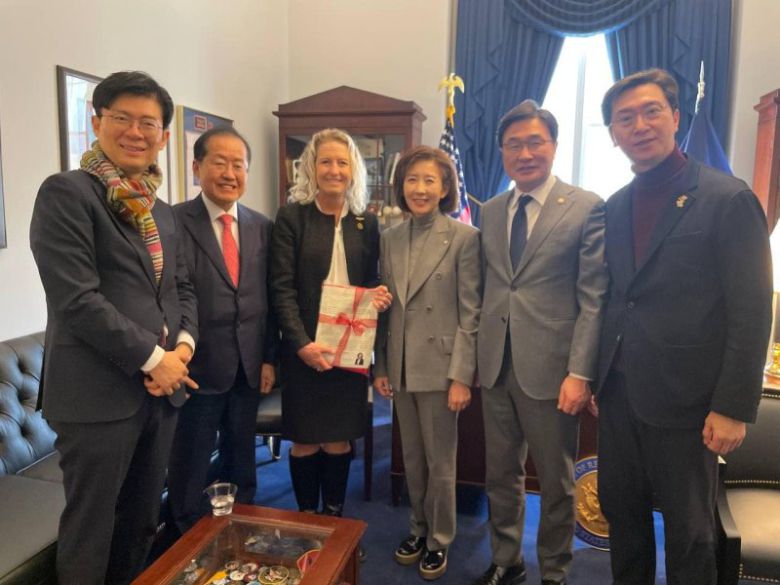 도널드 트럼프 미국 대통령 취임식을 보기 위해 미국 워싱턴을 찾은 홍준표 대구시장(왼쪽에서 두번째), 나경원 국민의힘 의원(4번째) 등이 젠 키건스 하원 의원(공화당)을 만나 기념촬영을 하고 있다. (SNS 갈무리) ⓒ 뉴스1 /사진=뉴스1