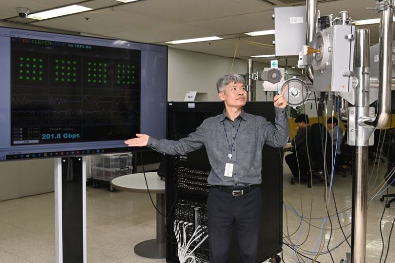 ETRI 연구진이 200Gbps 무선전송 시스템의 안테나를 점검하고 있다. ETRI 제공