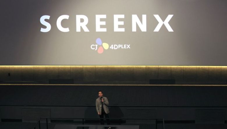 오윤동 CJ 포디플렉스 스튜디오 담당이 23일 서울 용산구 CGV용산아이파크몰에서 열린 4면 스크린X관 론칭 기자 간담회에서 '용스엑'에 대해 설명하고 있다.