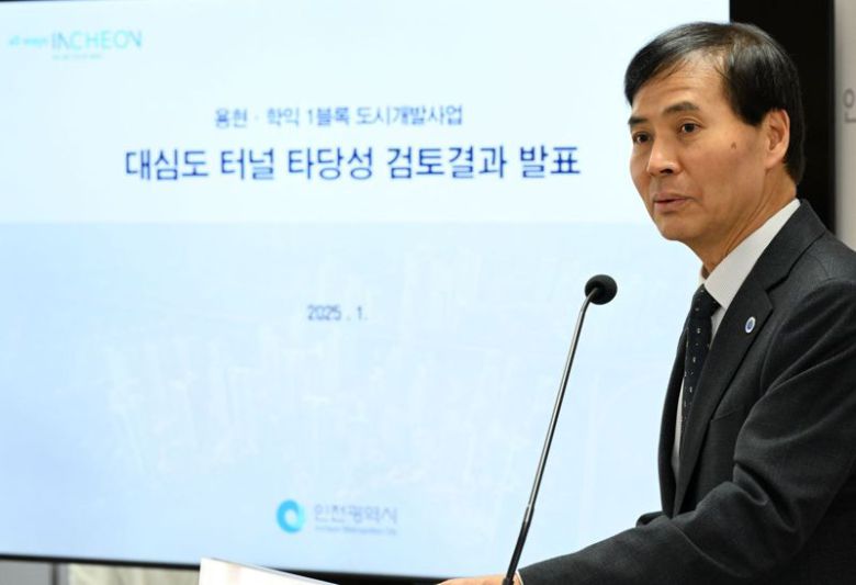 황효진 글로벌도시정무부시장이 23일 시청 브리핑룸에서 경인고속도로 지하화 사업의 기재부 예타 통과에 대해 설명을 하고 있다. 인천시 제공.