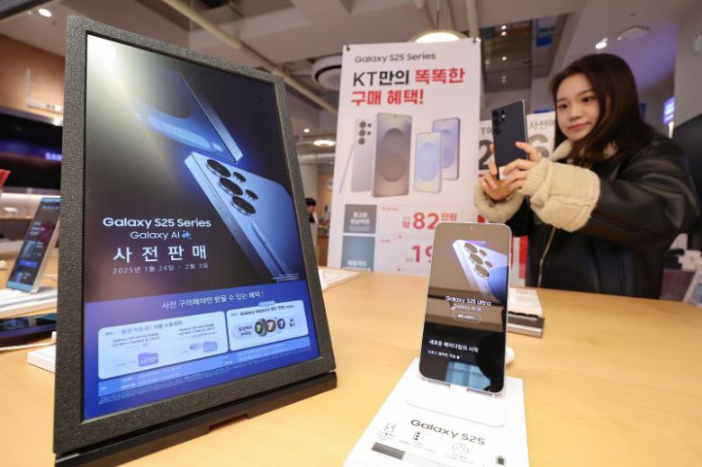 삼성전자 갤럭시 S25 시리즈 사전판매 시작을 하루 앞둔 23일 오후 서울 마포구 kt플라자 홍대애드샵플러스점에서 직원이 갤럭시 S25를 들어보이고 있다. 연합뉴스