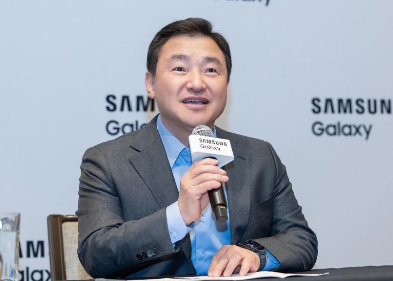 노태문 삼성전자 MX사업부장 사장이 22일(현지시간) 미국 캘리포니아주 새너제이 SAP센터에서 열린 삼성전자의 새 스마트폰 '갤럭시 S25 시리즈' 공개 후 가진 기자 간담회에서 발언하고 있다. 삼성전자 제공                                      22일(현지시간) 미국 새너제이 SAP센터에서 열린 상반기 '갤럭시 언팩 2025'에서 관람객이 '갤럭시 S25 엣지'의 디자인을 관람하고 있다. 삼성전자 제공