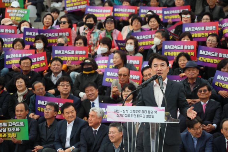 김진태 강원지사가 지난해 10월 국회 본관 앞 계단에서 열린 제천~삼척 고속도로의 예비 타당성 조사 통과를 기원하는 대국민 설명회에서 발언하고 있다. 뉴스1