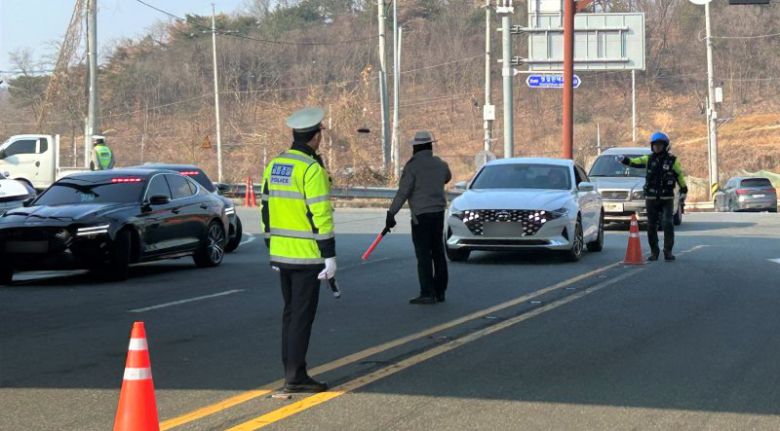 경북경찰청이 음주단속을 강화한다. 사진은 포항남부경찰서가 경북경찰청 암행순찰팀과 합동으로 포항 오천시장에서 실시한 음주단속 장면. 뉴스1