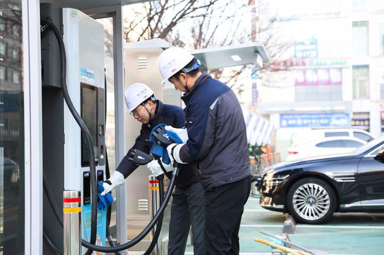 오영식 EVSIS 대표이사(왼쪽)가 EVSIS 전기차 충전기를 점검 중이다. EVSIS 제공