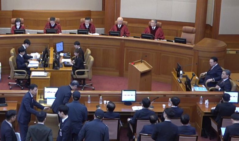 윤석열 대통령과 김용현 전 국방부 장관이 지난 23일 오후 서울 종로구 헌법재판소에서 열린 윤석열 대통령 탄핵심판 4차변론에 출석한 모습. (헌법재판소 제공) /사진=뉴스1