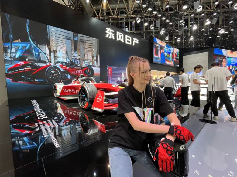 2024년 베이징 모터쇼에서 한 모델이 신형 차량을 선전하고 있다, 사진=이석우기자