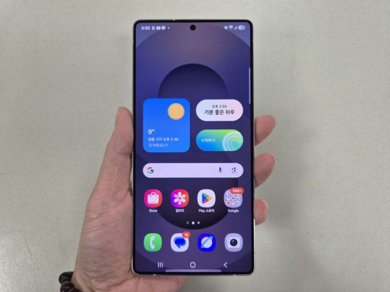 갤럭시 S25 울트라를 들고 있는 모습. 사진=구자윤 기자