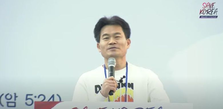 한국사 일타강사 전한길씨가 25일 서울 여의도 국회의사당 앞에서 열린 세이브코리아 국가비상기도회에 참석해 발언을 하고 있다. 사진=세계로교회 유튜브 캡쳐