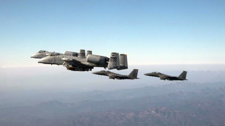 지난달 15일 열린 한미 공군의 올해 첫 연합 공대지 실사격 훈련. 사진은 편대 오른쪽부터 차례대로 한 공군 F-15K 전투기 2기, 미 공군 A-10 공격기 2기. 공군 제공 뉴시스