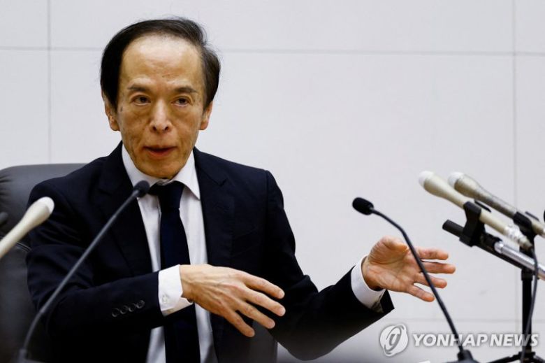 23~24일 금융정책결정회의에서 추가 금리 인상을 결정한 후 기자회견에서 발언하고 있는 우에다 가즈오 일본은행 총재. 연합뉴스 제공