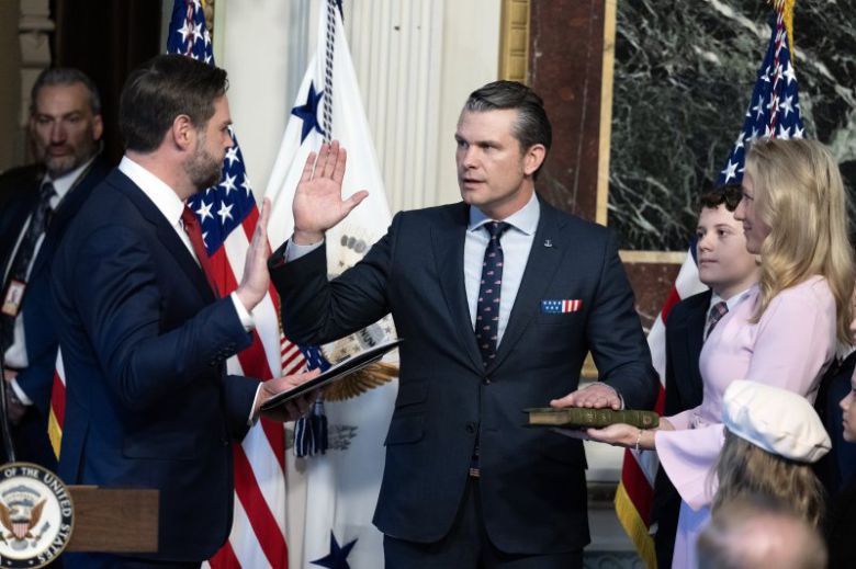 피트 헤그세스(가운데) 미국 국방 장관이 25일(현지시간) 워싱턴 백악관에서 JD 밴스(왼쪽) 부통령 앞에서 취임 선서를 하고 있다. 밴스 부통령은 이날 미군은 귀중한 자원이라면서 해외 파병에 인색하게 접근하겠다고 밝혔다. UPI 연합