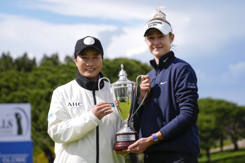 지난해 퍼힐스 박세리 챔피언십 우승자 넬리 코다(오른쪽)과 호스트 박세리가 트로피를 들고 포즈를 취하고 있다. AP연합뉴스