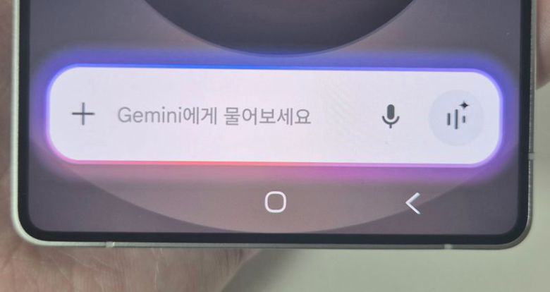 오른쪽 측면 버튼으로 제미나이를 실행한 모습. 사진=구자윤 기자