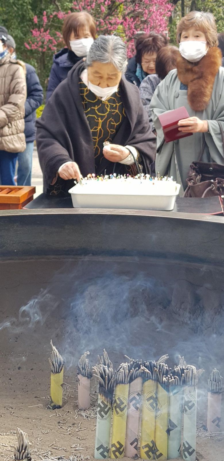 지난 2019년 2월 8일 열린 침공양의 날, 일본 도쿄의 한 사찰에서 부인들이 부러진 바늘을 두부판 위에 꽂고 있다. 전경수 교수 제공