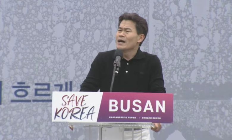 1일 오후 부산역에서 열린 세이브코리아 부산구국기도회에서 전한길 강사가 연사로 참석해 발언하고 있다. 출처=세이브코리아 유튜브 생중계 갈무리, 뉴스1