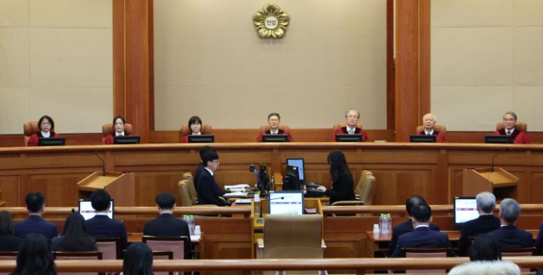 윤석열 대통령 탄핵 심판 6차 변론기일인 6일 서울 종로구 헌법재판소에 정계선(왼쪽부터), 김복형, 정정미, 이미선, 문형배, 김형두, 정형식, 조한창 헌재 재판관들이 심판정에 앉아 있다. [사진공동취재단] 연합뉴스