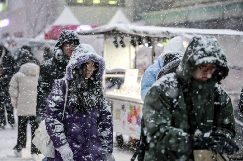 6일 오후 서울 중구 명동에 많은 눈이 내리고 있다. /사진=뉴시스