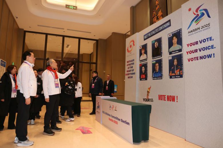 유인촌 문화체육관광부 장관이 6일(현지시간) 중국 하얼빈 빅토리즈호텔에 마련된 제9회 '하얼빈 동계아시안게임' 선수촌을 방문해 로비에 설치된 아시아올림픽평의회(OCA) 선수위원 후보자 안내판을 살펴보고 있다. 문체부 제공