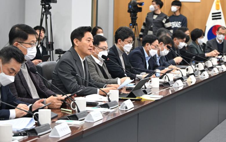 오세훈 서울시장이 7일(금) 오전 열린 'AI와의 동행'을 위한 정례간부회의에서 모두발언 하고 있다. 서울시 제공