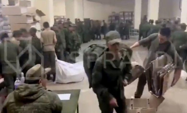 지난해 10월 18일(현지시간) 러시아 동부의 한 군사 훈련 시설에서 북한군으로 추정되는 병사들이 물자를 받아가고 있다. 사진은 러시아 매체 아스트라의 텔레그램 계정에 올라온 영상이다. 뉴스1