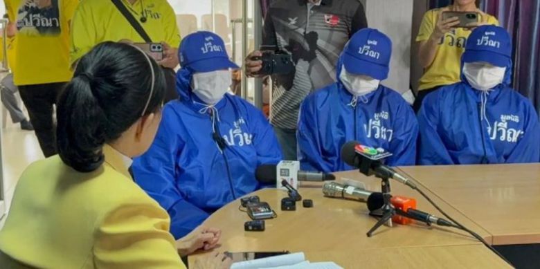 조지아 '난자 농장'에서 구출된 태국 여성 세 명이 파베나 재단 대표와 이야기를 나누고 있다. 출처=페이스북