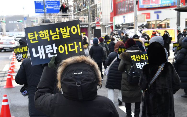 [광주=뉴시스] 변재훈 기자 = 8일 광주 동구 금남로 2가 일대에서 보수 성향 유튜버가 윤석열 대통령 탄핵 반대 집회를 열고 있다. 2025.02.08. wisdom21@newsis.com /사진=뉴시스