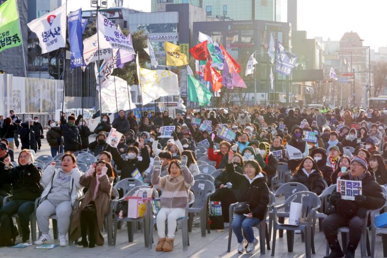 광주비상행동, 탄핵 찬성 집회 (광주=연합뉴스) 정다움 기자 = 8일 오후 광주 동구 5·18 민주광장에서 윤석열정권 즉각 퇴진·사회대개혁 광주비상행동의 윤석열 대통령 탄핵 찬성 집회 참가자들이 구호를 외치고 있다. 2025.2.8 daum@yna.co.kr (끝)