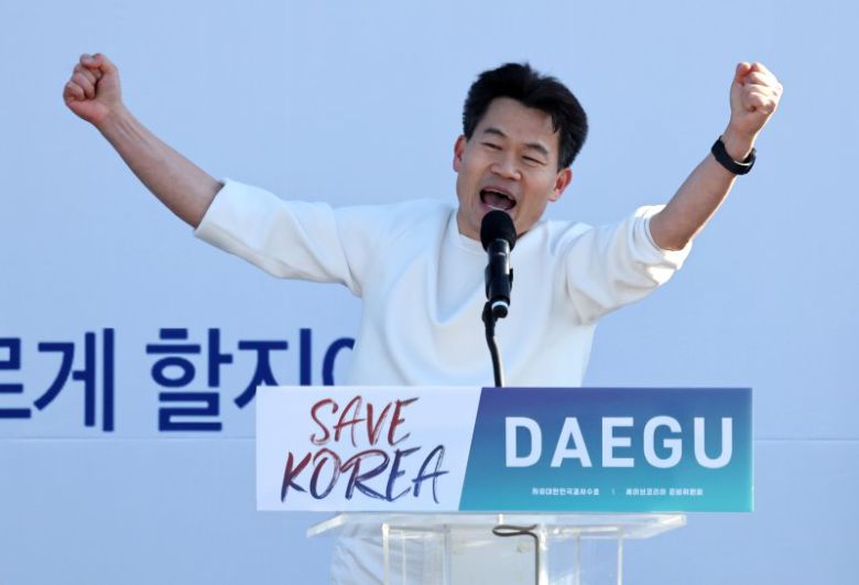 전한길 한국사 강사가 8일 대구 동구 동대구역 광장에서 열린 세이브코리아 국가비상기도회 ‘윤석열 대통령 탄핵 반대 집회’에서 발언을 하고 있다. /사진=뉴시스