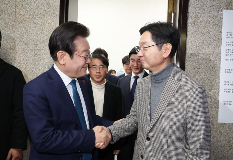 이재명 더불어민주당 대표와 김경수 전 경남도지사가 지난 5일 서울 여의도 국회에서 만나 대화 후 인사를 나누고 있다. 2024.12.05. /뉴시스