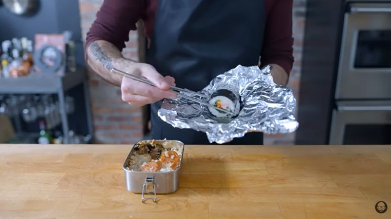 요리채널을 운영 중인 미국인 유튜버가 쇠젓가락으로 김밥을 먹는 모습. /사진=유튜브 BCU 채널