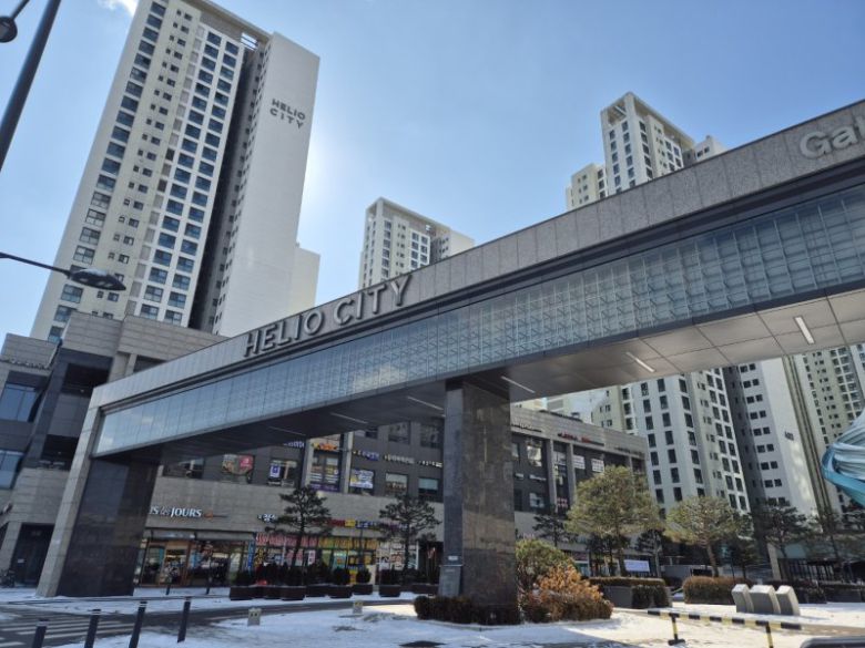 지난 7일 서울 송파구 헬리오시티 단지 앞에 부동산 등 상가가 밀집해있는 모습 사진=연지안 기자