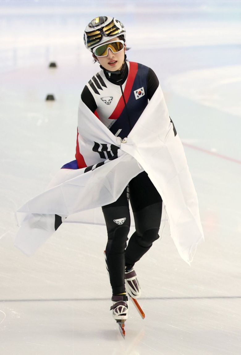 8일(현지 시간) 중국 하얼빈 헤이룽장 빙상훈련센터에서 열린 2025 하얼빈 동계 아시안게임 쇼트트랙 여자 1500m 결승 경기에서 대한민국 김길리가 금메달을 확정지으며 기뻐하고 있다. 2025.02.08. mangusta@newsis.com <저작권자ⓒ 공감언론 뉴시스통신사. 무단전재-재배포 금지.> /사진=뉴시스화상