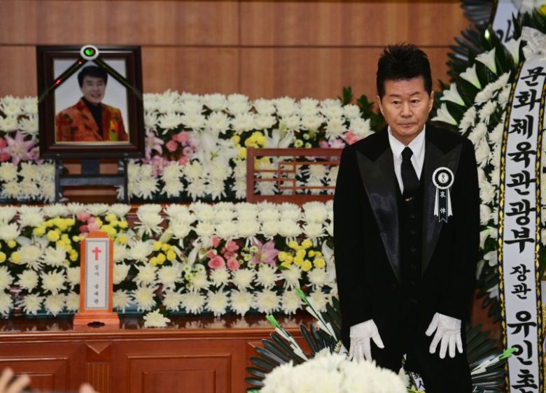 가수 태진아가 9일 서울 종로구 서울대병원 장례식장에서 열린 故 송대관의 영결식에서 추도사를 하고 있다. 뉴스1